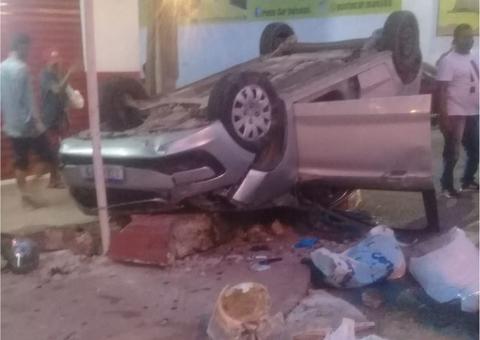 Carro fica destruído após capotar na AM-070