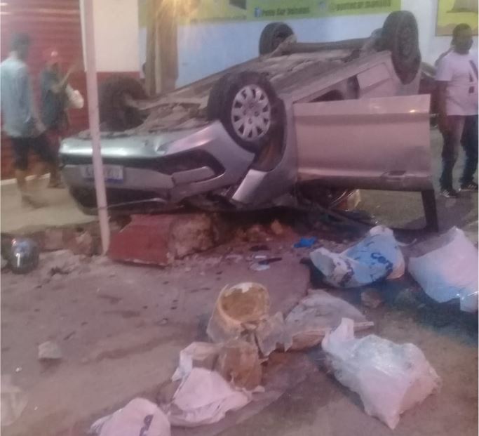 Carro fica destruído após capotar na AM-070