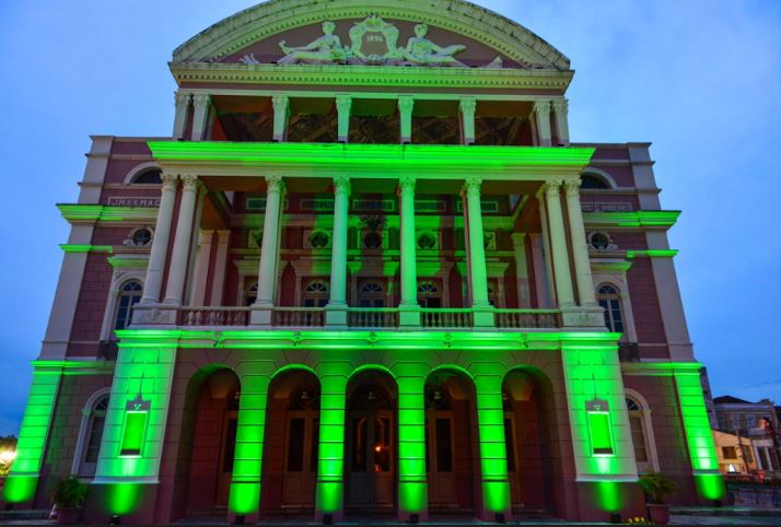Teatro Amazonas ganha iluminação especial no combate ao coronavírus