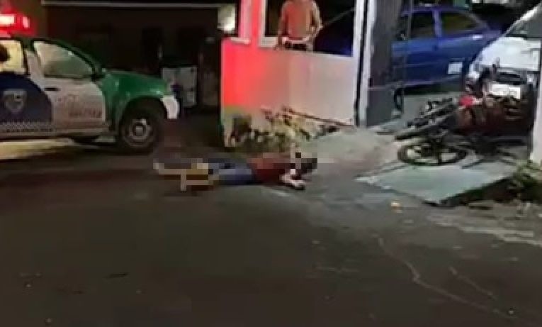 Fugindo de criminosos, motociclista colide com carro e é executado em Manaus