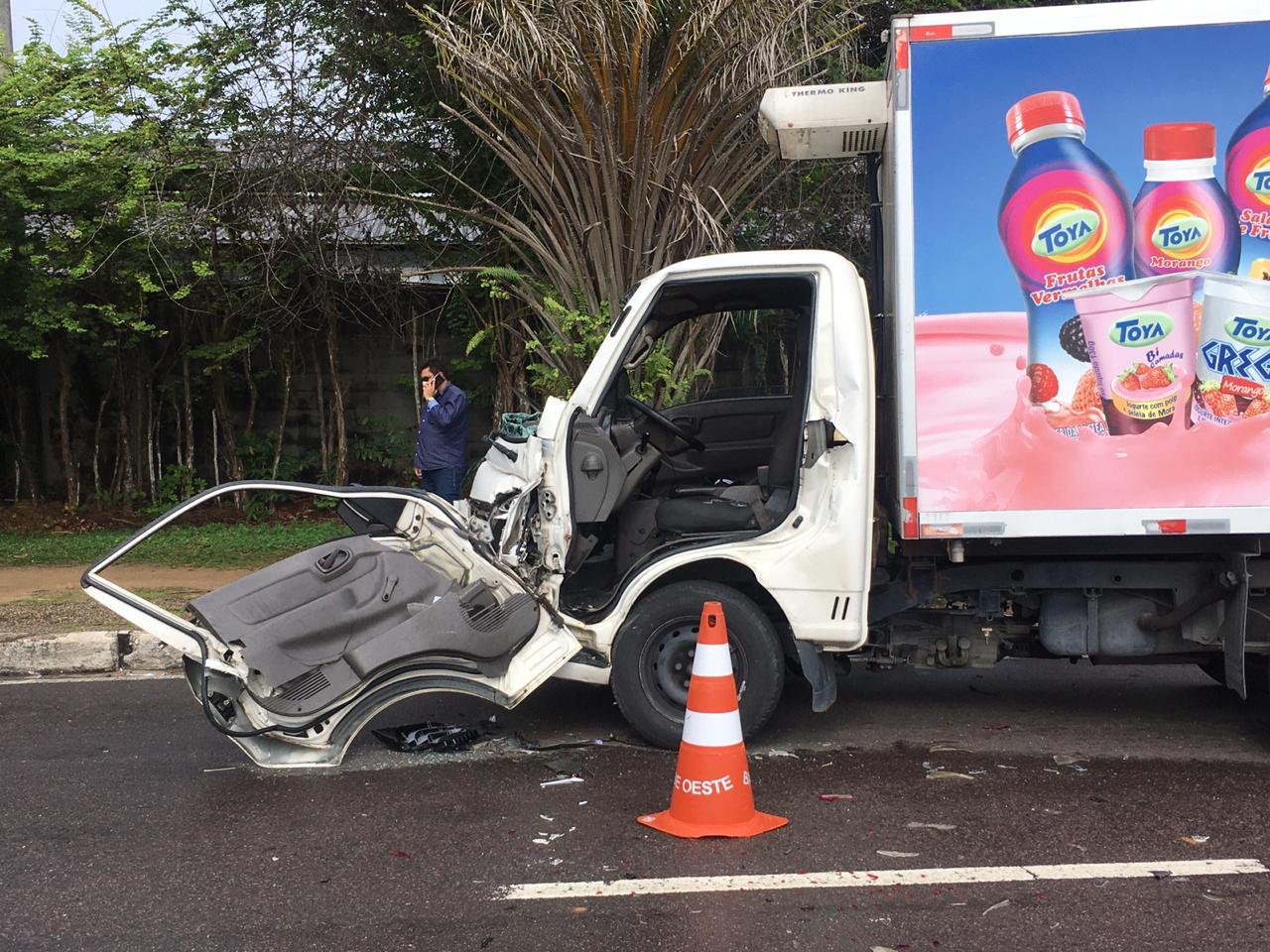 Acidente deixa motorista preso em ferragens e idoso ferido em Manaus