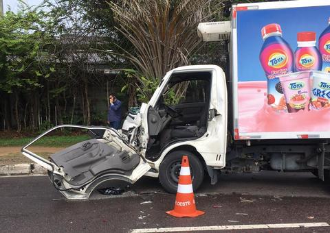 Acidente deixa motorista preso em ferragens e idoso ferido em Manaus