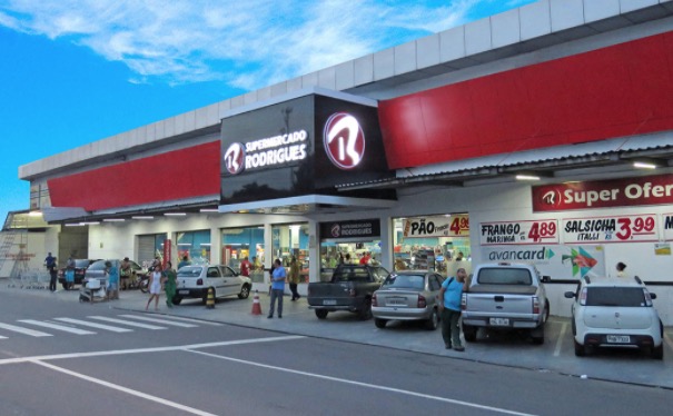 Bandidos arrombam cofre do Supermercado Rodrigues  e roubam R$ 184 mil em Manaus