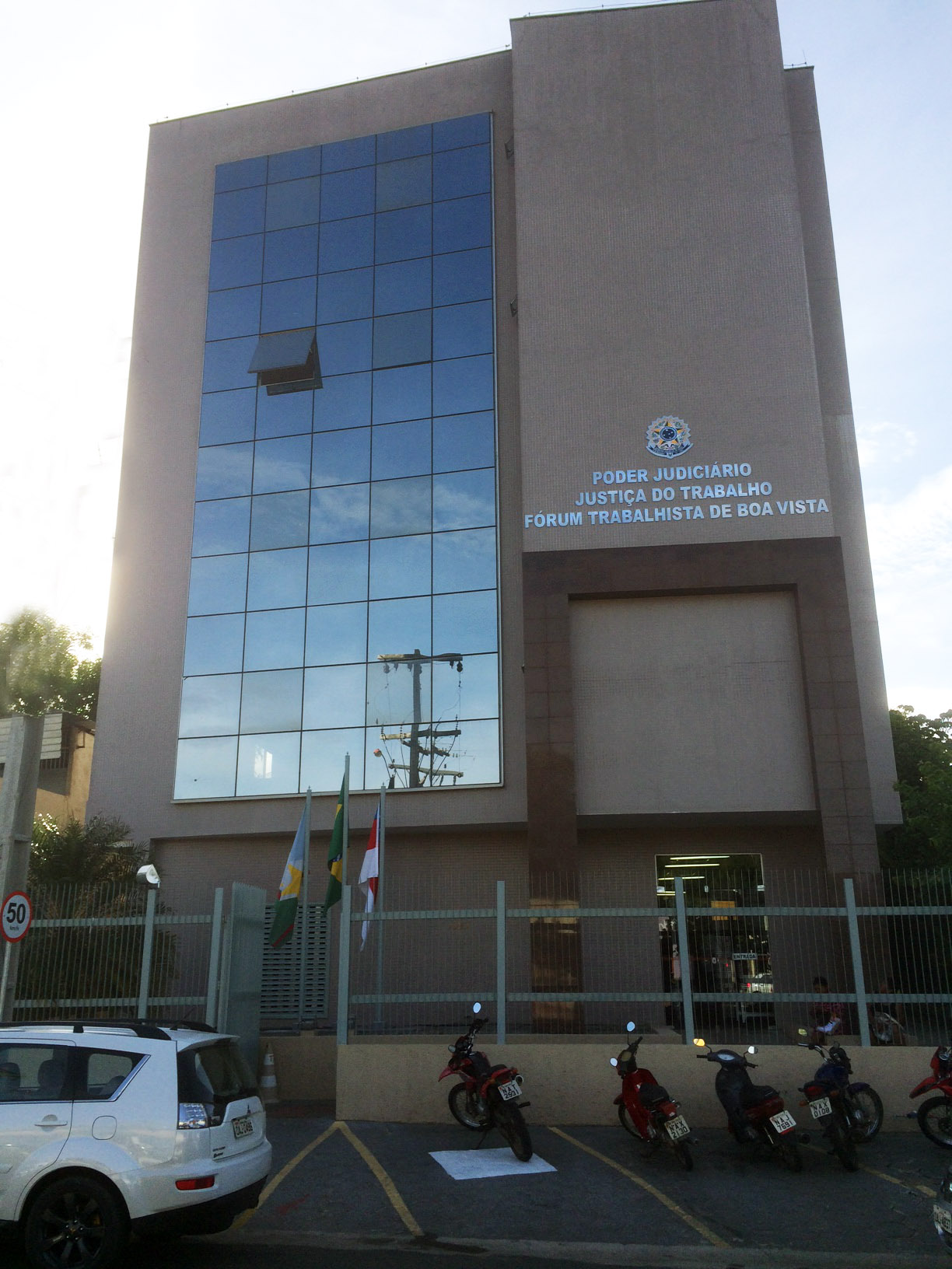 TRT11 determina retorno de advogada demitida durante pandemia do novo coronavírus 