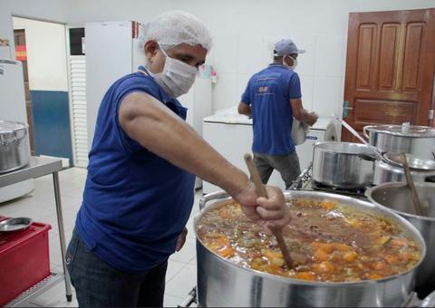 Pessoas em vulnerabilidade social recebem reforço alimentar e nutricional em Manaus