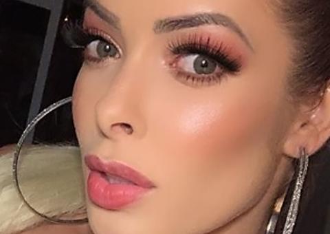 Ex-BBB Jaqueline Grohalski rebola em banheira e joga bebida no corpo durante dança