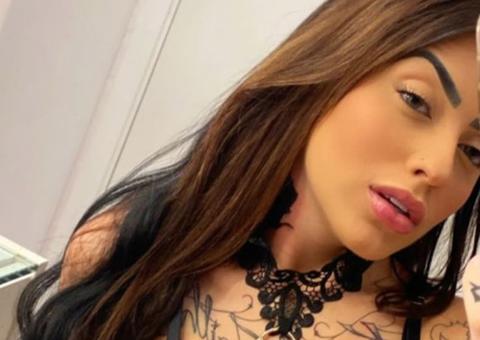 De short rasgado, MC Mirella rebola com bumbum de fora e parte dos seios à mostra