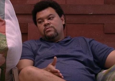 Sem ninguém para conversar, Babu batiza almofada de Wilson e faz desabafo