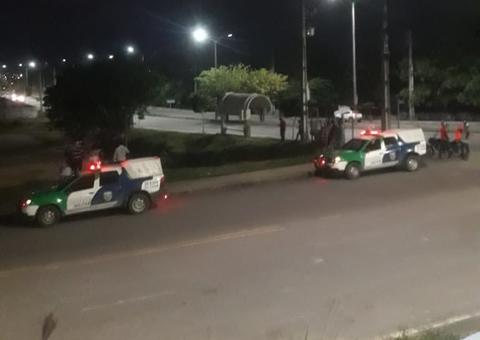 Em Manaus, casal e criança escapam da morte após carro cair em barranco