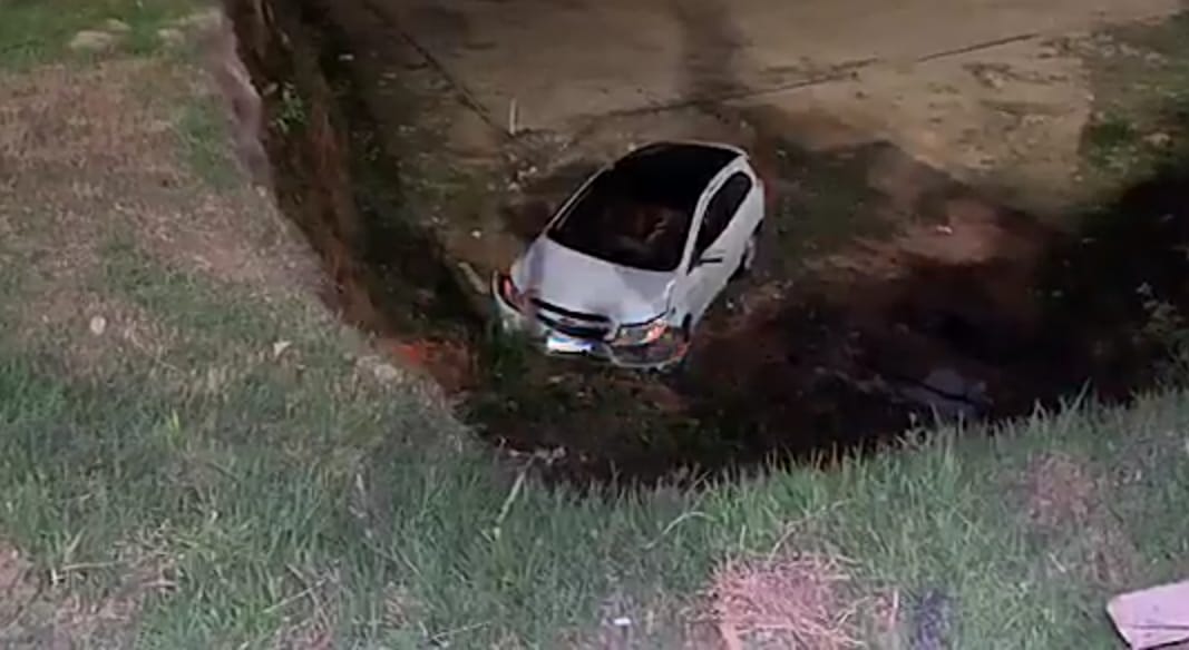 Em Manaus, casal e criança escapam da morte após carro cair em barranco