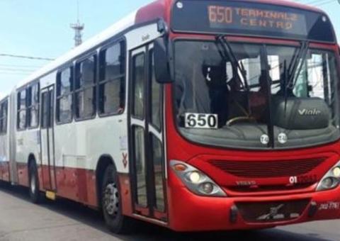 Trio invade ônibus e aterroriza passageiros durante assalto em Manaus