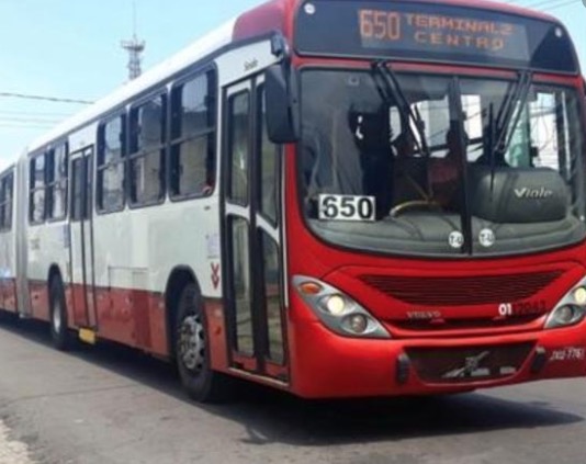 Trio invade ônibus e aterroriza passageiros durante assalto em Manaus