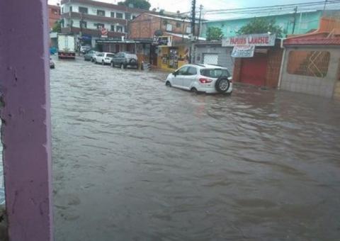 Chuva causa deslizamentos de barrancos e desabamento de muro em Manaus 