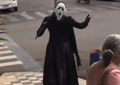 Vestido de 'morte', homem expulsa idosos das ruas em meio a pandemia