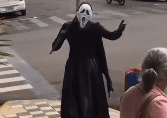 Vestido de 'morte', homem expulsa idosos das ruas em meio a pandemia