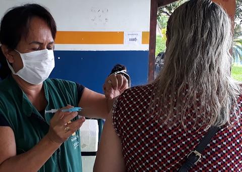 Trabalhadores da saúde são vacinados contra gripe no CSU do Parque 10 