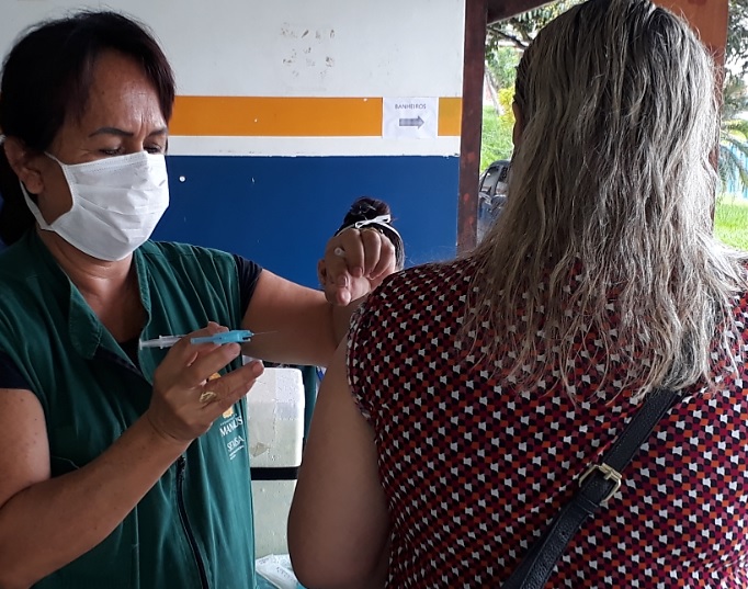 Trabalhadores da saúde são vacinados contra gripe no CSU do Parque 10 