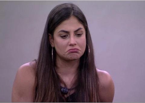 BBB20: Bêbada, Mari come flores da festa e leva advertência da produção: 'É gostoso'