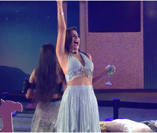 BBB20: Bêbada, Mari come flores da festa e leva advertência da produção: 'É gostoso'