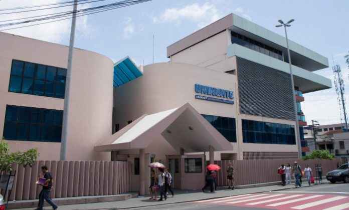 Após denúncias de alunos, Procon ameaça multar Uninorte em Manaus  