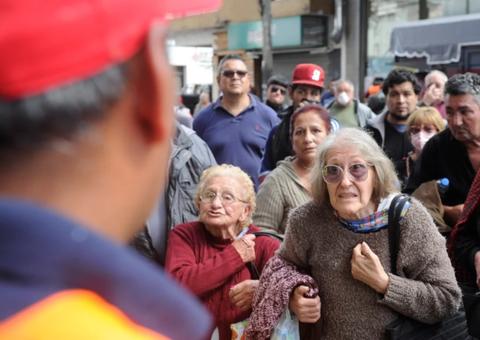 Trabalhadores informais fazem filas pelo país para conseguir o auxílio de R$ 600  