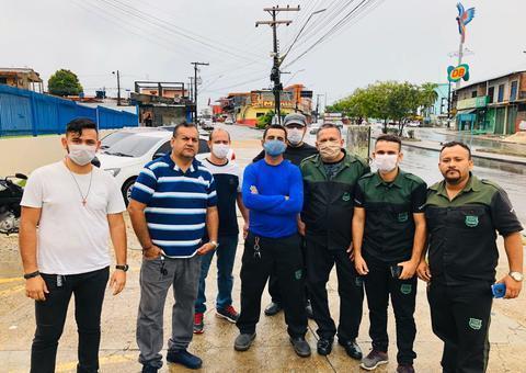 Há  três meses sem receber, agentes de portaria fazem manifestação em Manaus 