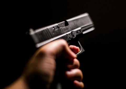 Trio invade casa, faz mulher refém e rouba TVs e vídeo game em Manaus 