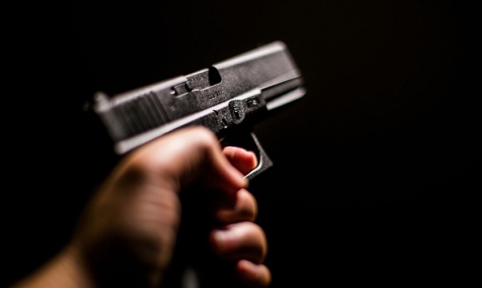 Trio invade casa, faz mulher refém e rouba TVs e vídeo game em Manaus 