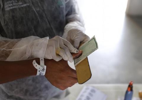 Abrigados na Arena Amadeu Teixeira recebem emissão de documentos em Manaus