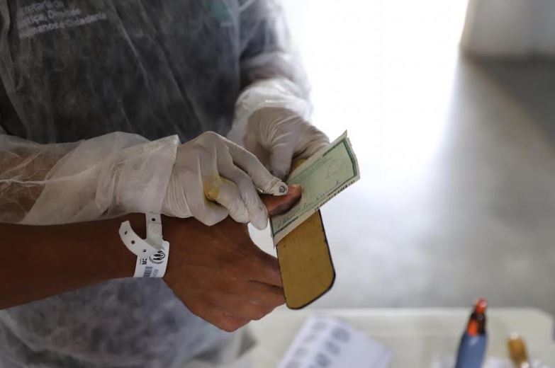 Abrigados na Arena Amadeu Teixeira recebem emissão de documentos em Manaus