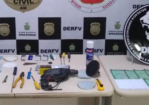 Polícia prende dupla que clonava veículos em Manaus