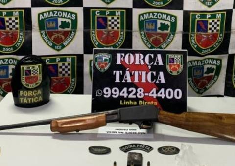Com passagem por roubo, homem é preso 'desfilando com rifle' em rua de Manaus