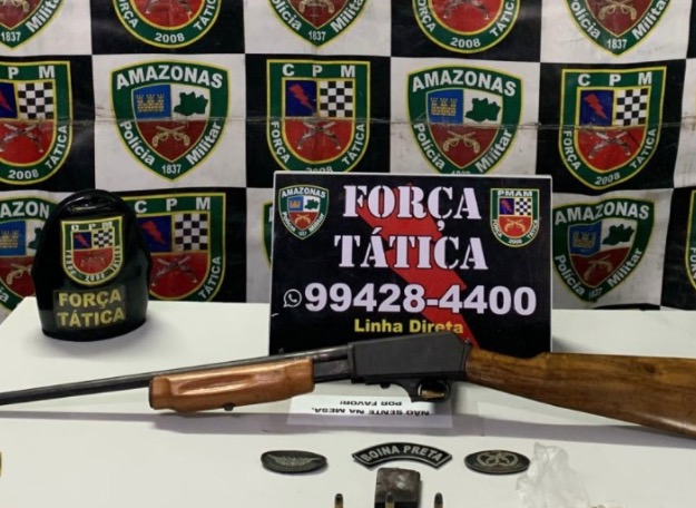 Com passagem por roubo, homem é preso 'desfilando com rifle' em rua de Manaus