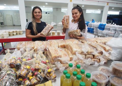 Feirantes fazem doação de 5 toneladas de alimentos em Manaus