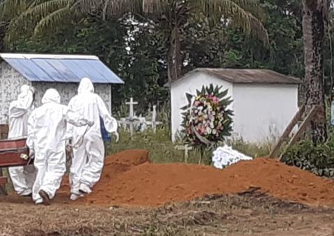 Fotos registram enterro de vítima do coronavírus no interior do Amazonas 