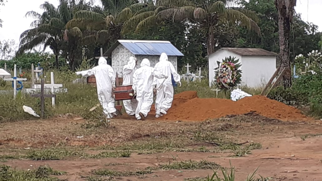 Fotos registram enterro de vítima do coronavírus no interior do Amazonas 