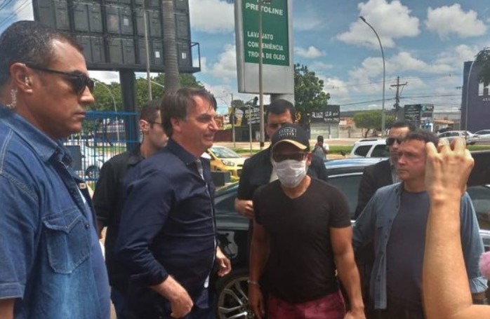 Bolsonaro afronta órgãos de saúde e faz novo 'tour' por ruas de Brasília em meio a pandemia