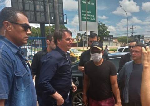 Bolsonaro afronta órgãos de saúde e faz novo 'tour' por ruas de Brasília em meio a pandemia