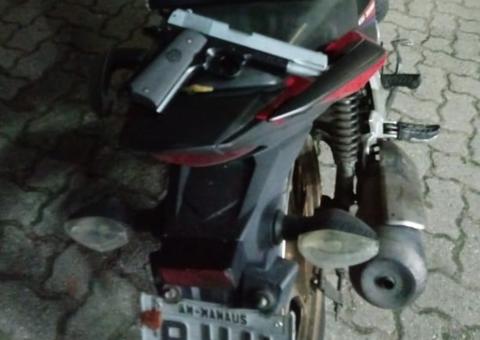 Após roubo, criminosos despencam de motocicleta durante fuga desenfreada em Manaus