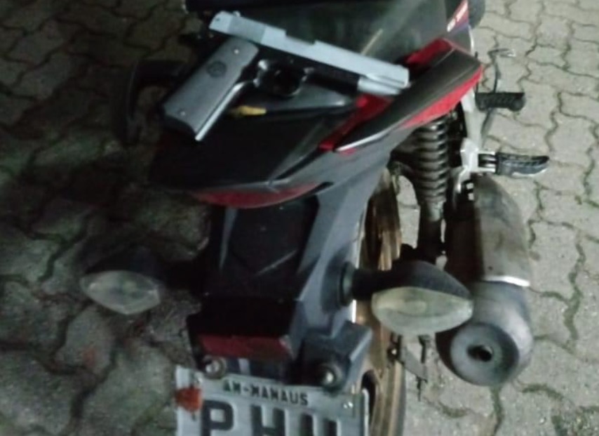 Após roubo, criminosos despencam de motocicleta durante fuga desenfreada em Manaus