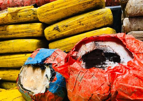 'Cocaína Negra' avaliada em US$ 30 mil por quilo é apreendida em fundo falso de barco no Amazonas 