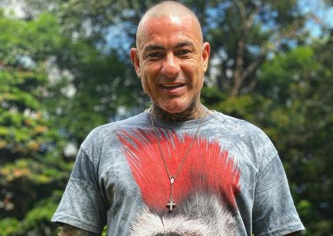  Chef Henrique Fogaça aparece irreconhecível em foto sem camisa: ‘21 anos atrás’