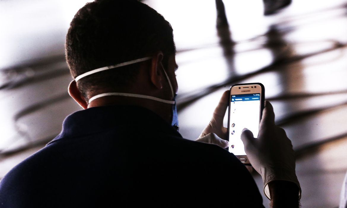 Barba dificulta vedação de máscaras contra Covid-19, diz infectologista