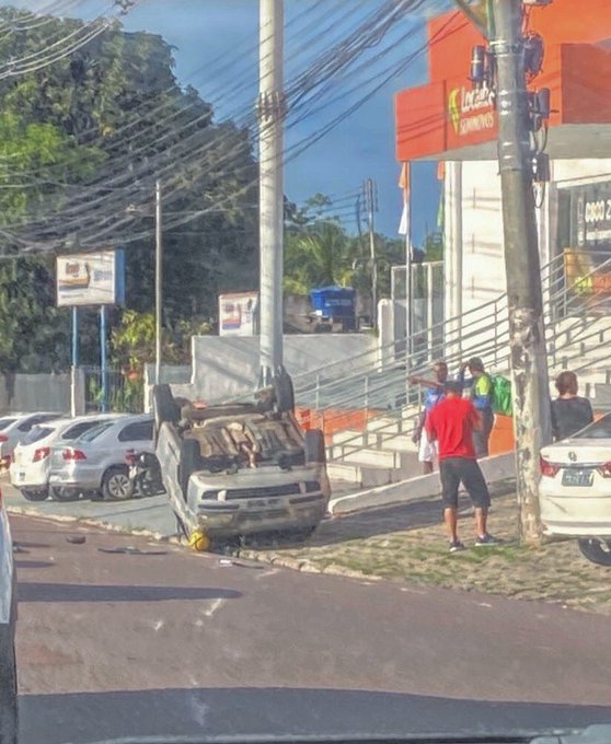 Perseguição policial termina com carro capotado em avenida de Manaus