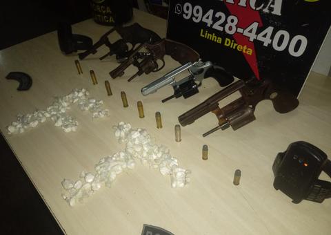 Dupla é presa com armas, droga e tornozeleiras eletrônicas rompidas em Manaus  