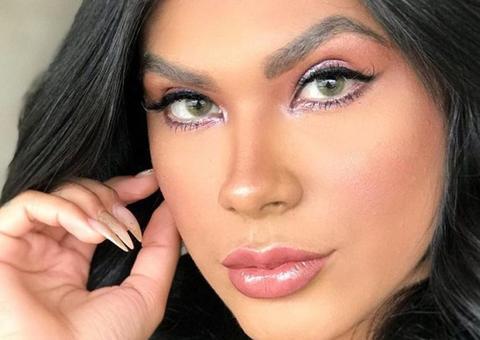 Pocah deixa partes do seios à mostra e leva fãs ao delírio 