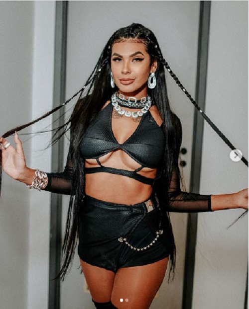 Pocah deixa partes do seios à mostra e leva fãs ao delírio 