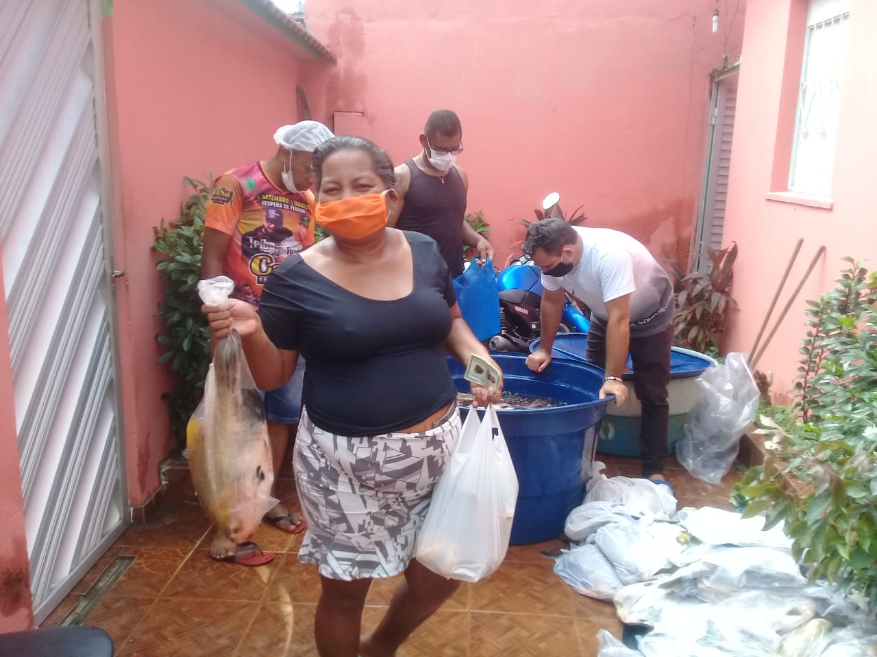 Em Manaus, famílias são beneficiadas com peixe e álcool em gel