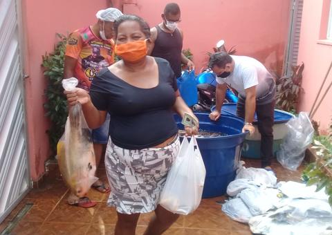 Em Manaus, famílias são beneficiadas com peixe e álcool em gel