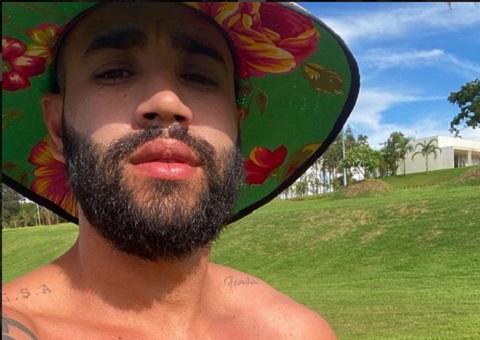 Gusttavo Lima posa aproveitando feriado e leva bronca de Andressa Suita na web: 'Amado?'